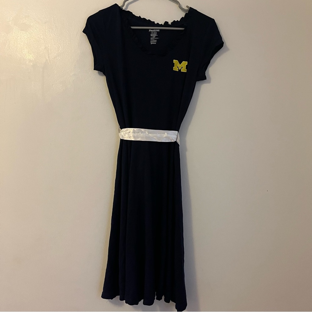 Dark navy blue womens small u of m dress with removable white satin belt
